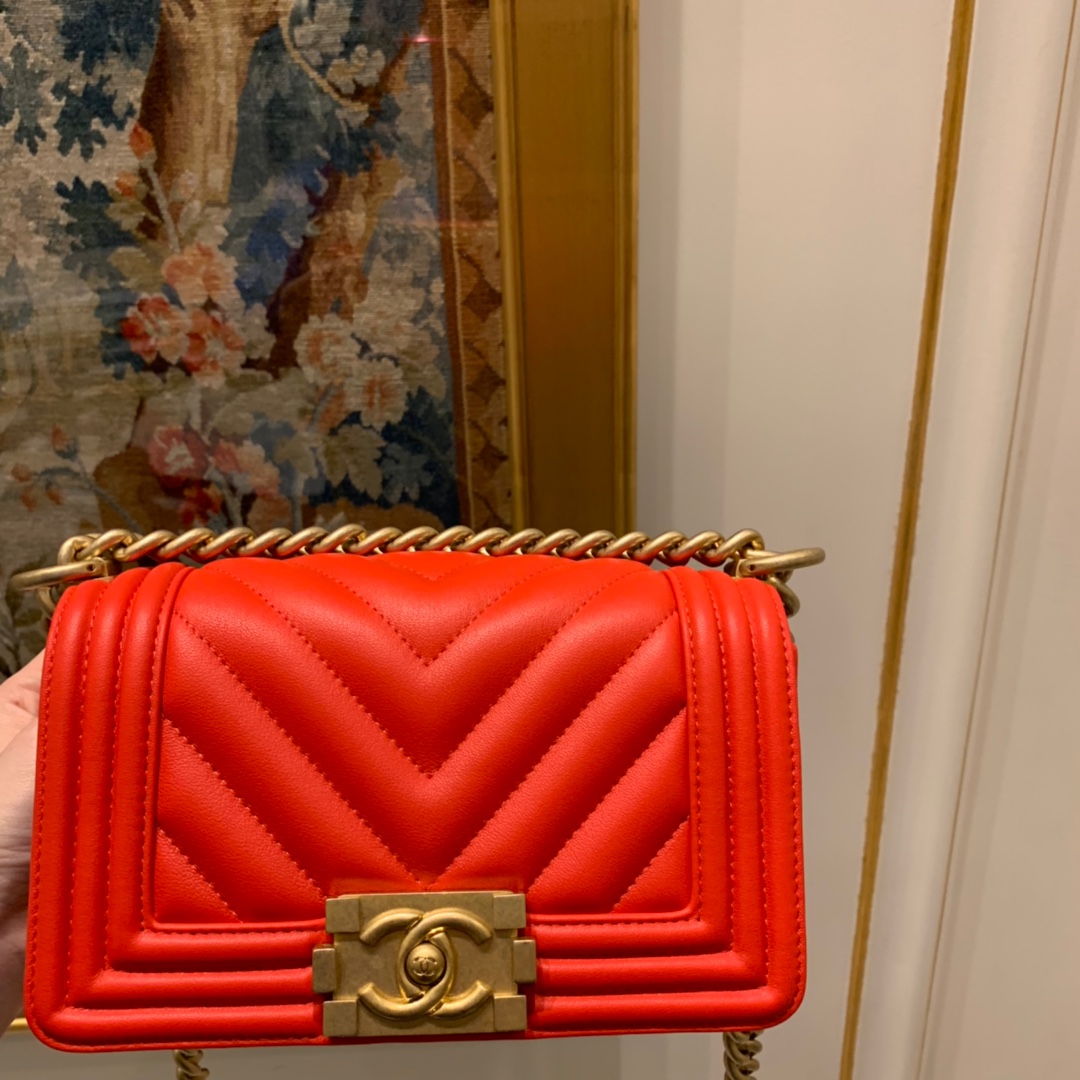 CHANEL Le Boy 20cm cuir de veau importé + motif en V, mode non conventionnelle, unique et pleine de personnalité