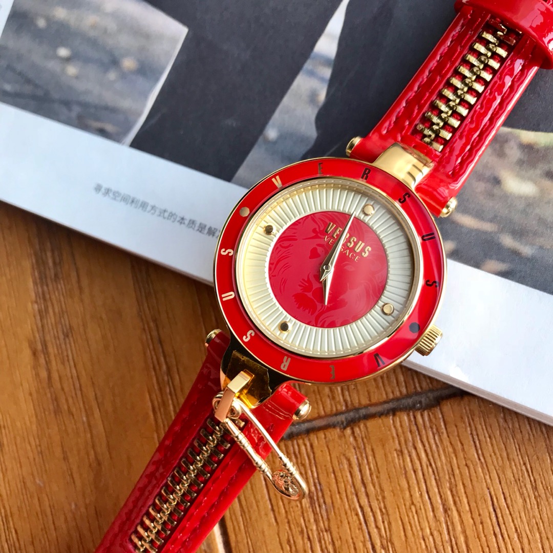 NO:157928,Batch: Packaging 50, 36mm in diameter, available in packaging!  No quality issues will be returned and exchanged!  VERSUS original product!  It came out with the counter goods, which means that the counter is like our goods, and there will be no deviation at all!  Versace’s watch is easy to distinguish between authenticity and fake. The magnified person’s head is like a lion’s head. The authentic lion’s head is lifelike, with every stroke deep and clear, and the more you enlarge, the clearer it becomes!  And the lion heads we produced in the original factory are naturally not afraid of comparison!  !  Quartz watch, 30 meters of waterproof normal life, original warranty for 1 year!  , versace, versace19860909批: 包装50 表径36mm,有包装！无质量问题不退换！VERSUS原单正品！跟着专柜大货一起出来的,这就是意味着,专柜怎么样,我们的货就怎么样,丝毫不会偏差半点！范思哲的手表,真假也很好区分,放大人像狮子头,正品的狮子头栩栩如生,笔笔深刻,且清晰明了,越放大越清晰！而我们原厂出的狮子头自然的不怕对比！！石英表,正常生活防水30米,原厂保修1年！,,versace,versace,Watch