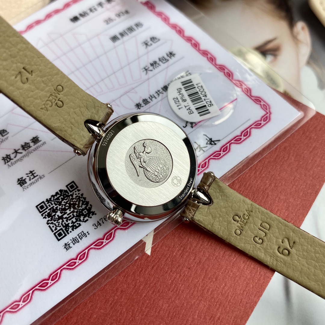 批:1300配原盒 高端硬货 独家首发！欧米茄碟飞系列欧洲渠道，每到年底国外很多代工都会流点这种很贵的表出来，同属瑞士石英机芯，28mm表盘，字面镶嵌8颗vs1.2真钻！美洲鳄鱼皮表带！每只都有国家机构出具的证书，确保每一块都是真材实料真钻石，参数具体详尽，远非市场那些假证书可比，每一张证书的检测编号都是唯一编号，一一对应，绝无重复，机构官方网站可查阅！这个价格买钻石都值，更不要说买这个牌子的表，没人会做这个亏本生意去仿，送礼是绝对赞到爆！要的速度了