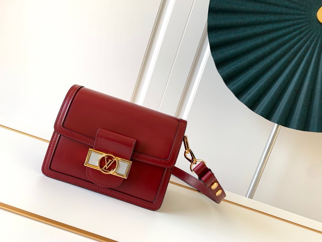 NO:179994,Authentic (head leather) M55836 M55837 small Dauphin handbag family added a new member in early spring. This Mini Dauphin handbag is made of Lugano calf leather, with a Circle lock in the middle to release the charm of exquisiteness and elegance. Size 20.0 x 15.0 x 9.0 cm, authentic LV, christian louboutin, louis vuitton, cowhide19860909正品级（头层皮）M55836 M55837小号 Dauphine 手袋家族于 早春再添新成员本款 Mini Dauphine 手袋取材 Lugano 小牛皮,正中点缀一枚镂Circle 锁扣,释放精致与优雅之韵.尺寸20.0 x 15.0 x 9.0 cm,正品级LV,christian louboutin,louis vuitton,cowhide,Bag