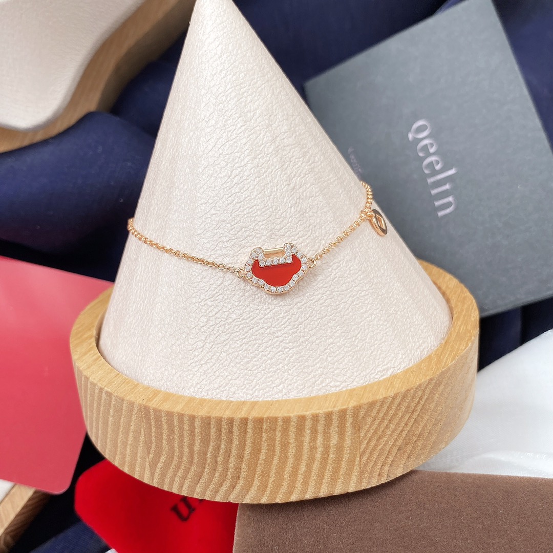 NO:103005,S925 silver-plated K gold [Kirin Ruyi Lock Long Life Peace Lock] Diamond-inlaid Bracelet Details under the magnifying glass, Kirin Bracelet, qeelin, bracelet19860909S925银镀K金【麒麟如意锁长命平安锁】 镶钻红玉髓手链  放大镜下的细节,麒麟手链,qeelin,bracelet,Jewelry
