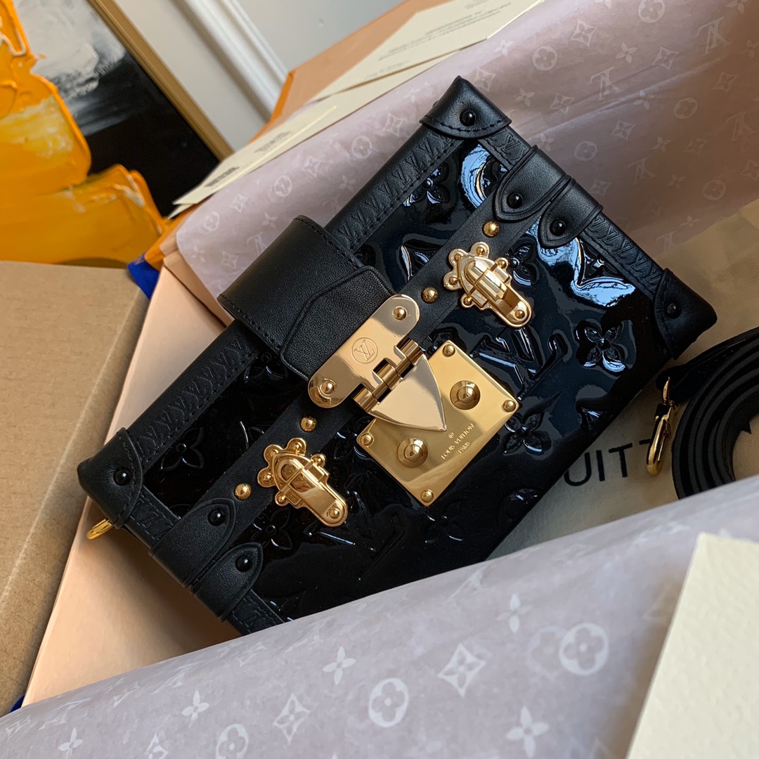 NO:395556,[Exclusive real shot M40273] Pure steel black embossed!  BOX box PETITE MALLE 51600/M94219 Black patent leather Fashion show style Brand new European and American retro style Small square box design Full of metal texture Elegant and elegant Modern modern Not only can you carry small items, but also a fine decoration product Small and light body The design of the portable and long shoulder straps is flexible and versatile, and can easily accommodate smartphones Credit cards and keys Pure stainless steel two-color accessories. Size20*12.5cm. Reward price, LV [original leather], louis vuitton19860909【独家实拍M40273】纯钢黑色压花！BOX盒子 PETITE MALLE 51600/M94219 黑色漆皮 时装走秀款 全新欧美复古风 小巧方盒设计 金属质感十足 优雅大方 摩登现代 不单可以携带随身小物品 更是装饰精品 身材小巧轻盈 手提和长肩带的设计灵活多变 能轻松地容纳智能手机 信用卡和钥匙 纯精钢双色配件.size20*12.5cm. 回馈价,LV【原厂皮】,louis vuitton,Bag