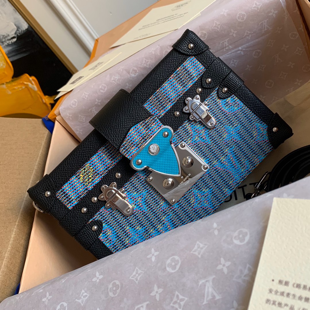 NO:395414,Reward price before the New Year, super high-quality packaging with pictures [exclusive real photo M55512] pure steel blue colorful!  51600/55468 Nicolas Ghesquière extracts iconic design elements from antique hard boxes to create a new Petite Malle handbag, cloth pattern color buckle color block box. The soft surface gloss further highlights the natural beauty of leather size 20*12.5cm, LV [original leather], louis vuitton19860909年前回馈价 配图片超精品包装【独家实拍M55512】纯钢蓝炫彩！51600/55468 Nicolas Ghesquière从古董硬箱中提取出标志性的设计元素创造出新款Petite Malle手袋,布纹彩扣拼色盒子 柔和的表面光泽进一步凸显皮革的自然之美 size20*12.5cm,LV【原厂皮】,louis vuitton,Bag