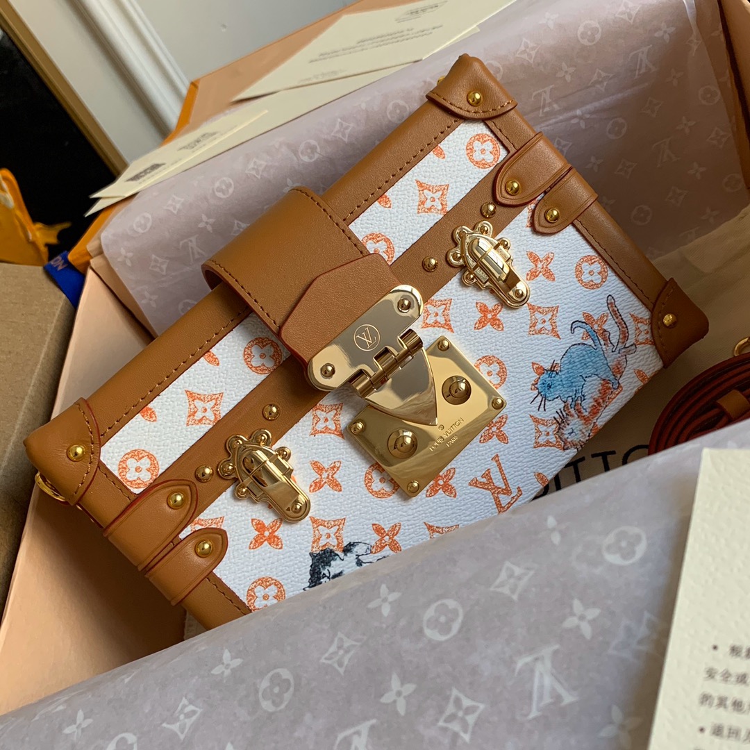 NO:395562,Reward price before the New Year, super high-quality packaging with pictures [Exclusive real photo M44407] Pure steel white cat!  660680/660850 This Petite Malle handbag from the early spring series of 2019 was created by women's art director Nicolas Ghesquière and Grace Coddington. The Catogram decoration design is particularly charming. Classic Monogram canvas fabric, kitten silk-print small box bag is decorated with lively and cute cat and dog patterns. It is equipped with removable shoulder straps and classic S-shaped buckles, elegant and practical. size20*12.5cm, LV [original leather], louis vuitton19860909年前回馈价 配图片超精品包装【独家实拍M44407】纯钢白猫！660680/660850此款来自2019早春系列的Petite Malle手袋由女装艺术总监Nicolas Ghesquière与Grace Coddington联手打造,Catogram装饰设计格外迷人.经典Monogram帆布面料,小猫丝印小盒子包 饰有活泼可爱的猫犬图案.配有可脱卸肩带与经典S形搭扣,优雅又实用.size20*12.5cm,LV【原厂皮】,louis vuitton,Bag