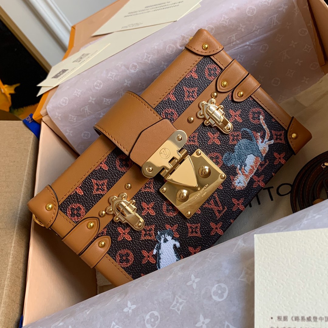 NO:395397,Reward price before the New Year, super high-quality packaging with pictures [exclusive real photo M44438] Pure steel red cat!  660680/660850 This Petite Malle handbag from the early spring series of 2019 was created by women's art director Nicolas Ghesquière and Grace Coddington. The Catogram decoration design is particularly charming. Classic Monogram canvas fabric, kitten silk-print small box bag is decorated with lively and cute cat and dog patterns. It is equipped with removable shoulder straps and classic S-shaped buckles, elegant and practical. size20*12.5cm, LV [original leather], louis vuitton19860909年前回馈价 配图片超精品包装【独家实拍M44438】纯钢红猫！660680/660850此款来自2019早春系列的Petite Malle手袋由女装艺术总监Nicolas Ghesquière与Grace Coddington联手打造,Catogram装饰设计格外迷人.经典Monogram帆布面料,小猫丝印小盒子包 饰有活泼可爱的猫犬图案.配有可脱卸肩带与经典S形搭扣,优雅又实用.size20*12.5cm,LV【原厂皮】,louis vuitton,Bag