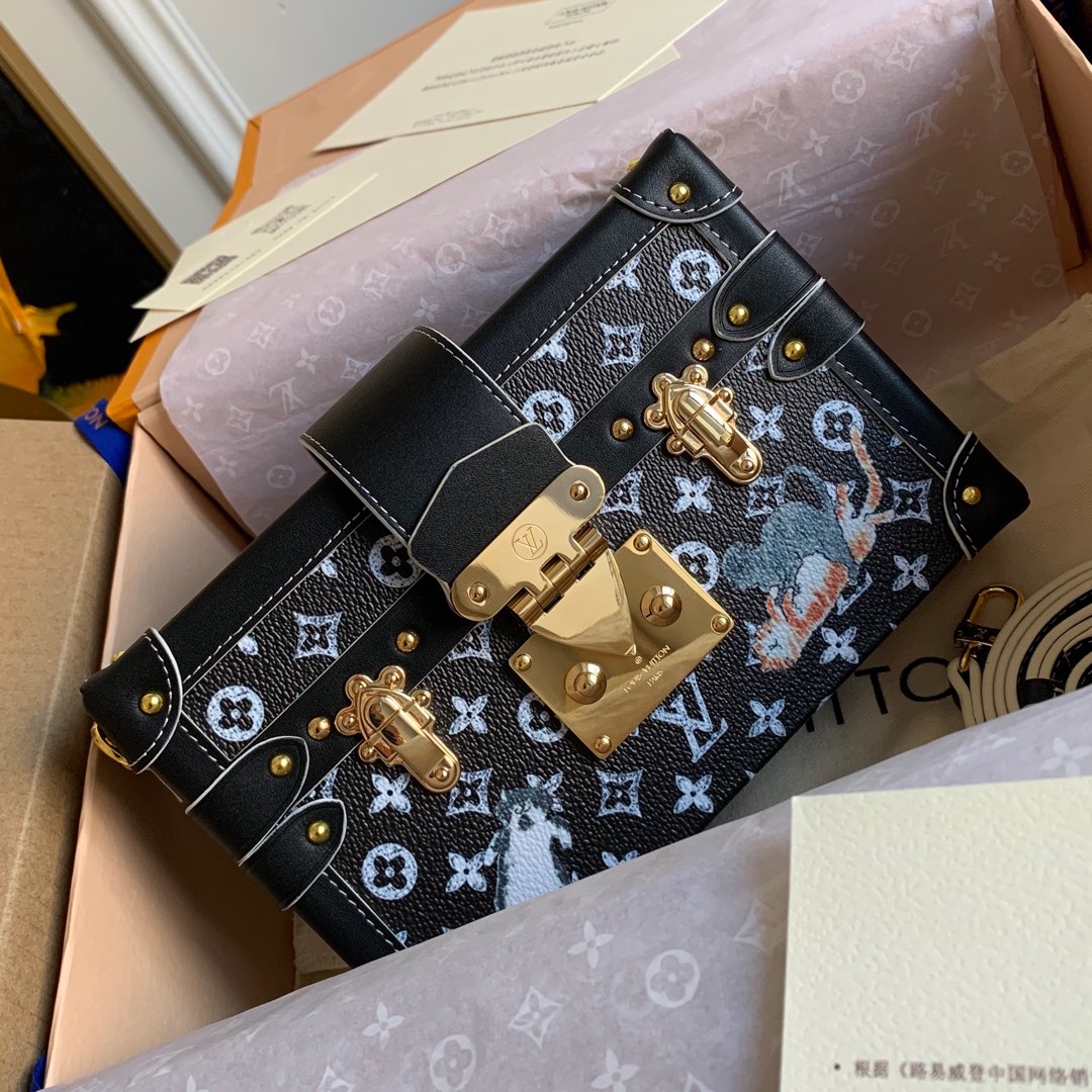 NO:395559,Reward price before the New Year, super high-quality packaging with pictures [exclusive real photo M44437] Pure steel black cat!  660680/660850 This Petite Malle handbag from the early spring series of 2019 was created by women's art director Nicolas Ghesquière and Grace Coddington. The Catogram decoration design is particularly charming. Classic Monogram canvas fabric, kitten silk-print small box bag is decorated with lively and cute cat and dog patterns. It is equipped with removable shoulder straps and classic S-shaped buckles, elegant and practical. size20*12.5cm, LV [original leather], louis vuitton19860909年前回馈价 配图片超精品包装【独家实拍M44437】纯钢黑猫！660680/660850此款来自2019早春系列的Petite Malle手袋由女装艺术总监Nicolas Ghesquière与Grace Coddington联手打造,Catogram装饰设计格外迷人.经典Monogram帆布面料,小猫丝印小盒子包 饰有活泼可爱的猫犬图案.配有可脱卸肩带与经典S形搭扣,优雅又实用.size20*12.5cm,LV【原厂皮】,louis vuitton,Bag