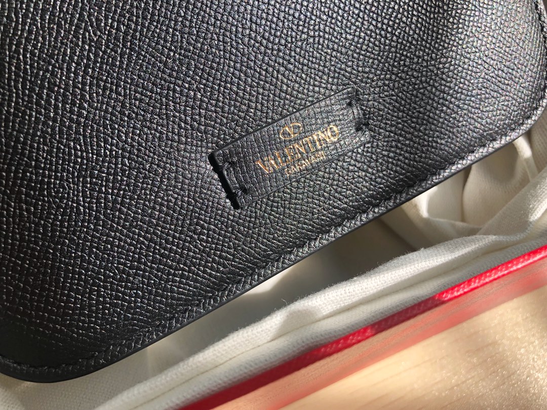 Valentino华伦天奴进口牛皮手掌纹大V扣复古单肩包0074S