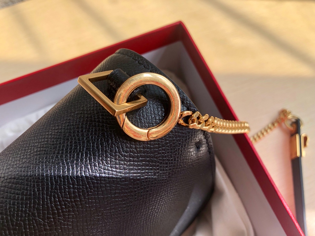 Valentino华伦天奴进口牛皮手掌纹大V扣复古单肩包0074S