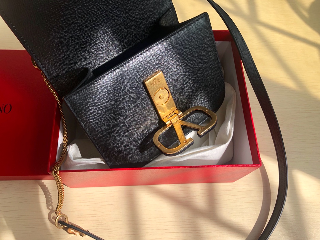 Valentino华伦天奴进口牛皮手掌纹大V扣复古单肩包0074S