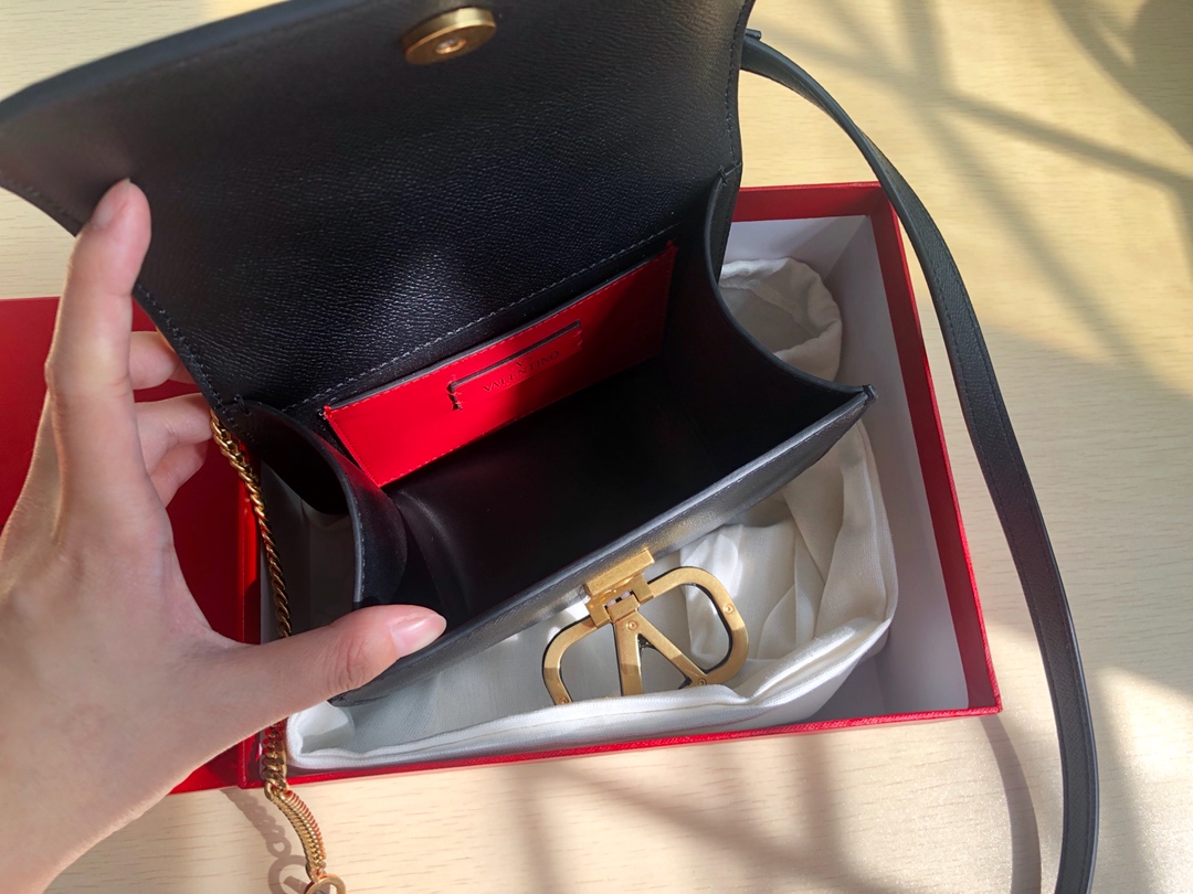 Valentino华伦天奴进口牛皮手掌纹大V扣复古单肩包0074S