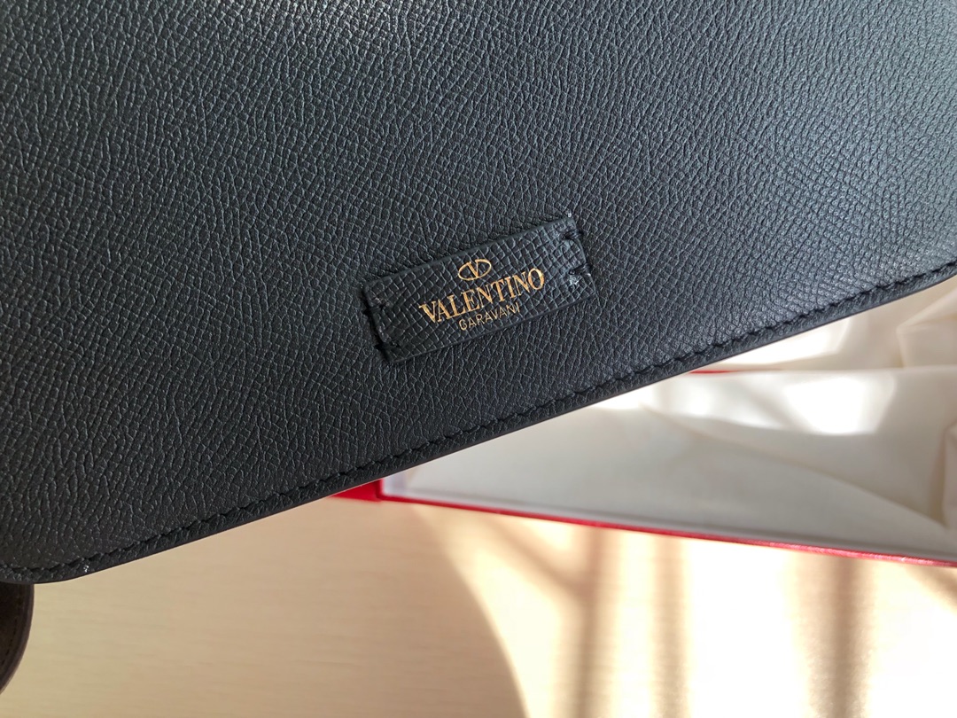 Valentino华伦天奴进口牛皮手掌纹大V扣复古单肩包0074L