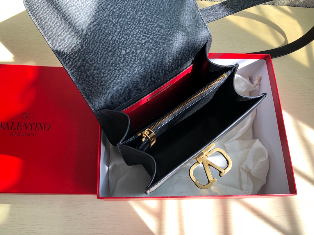 Valentino华伦天奴进口牛皮手掌纹大V扣复古单肩包0074L