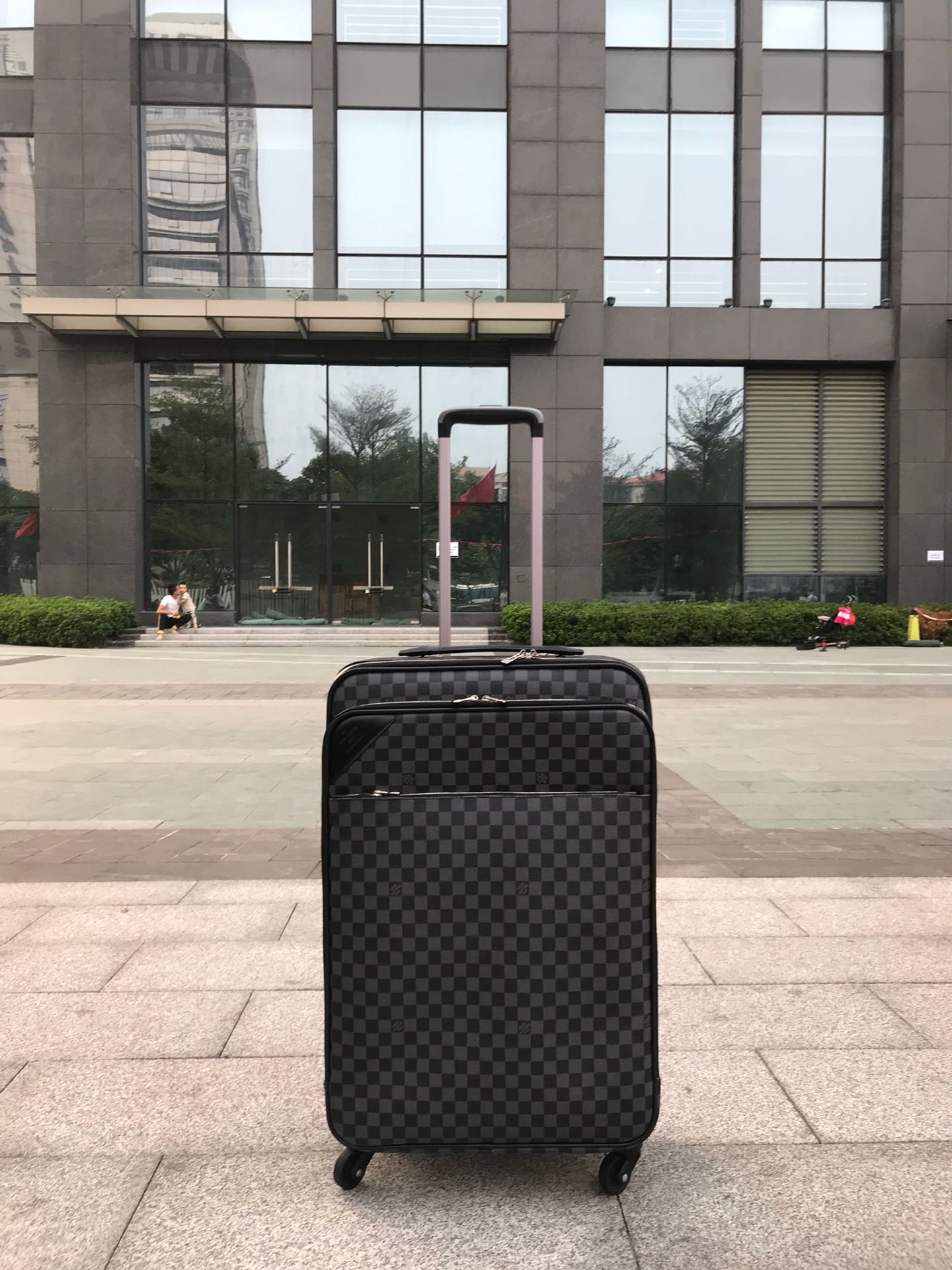 路易威登LOUIS VUITTON 超耐磨损万向轮，✈️✈️✈️灵活出行 配加厚全铝合金，梯形拉杆🚄🚄🚄 内置人性化实用衣物收紧带🧦👟👞👙👡 赠送方便拉链洗漱包 商务出行🎒🎒🎒必备良品 💓进口完美超耐磨的Monog…