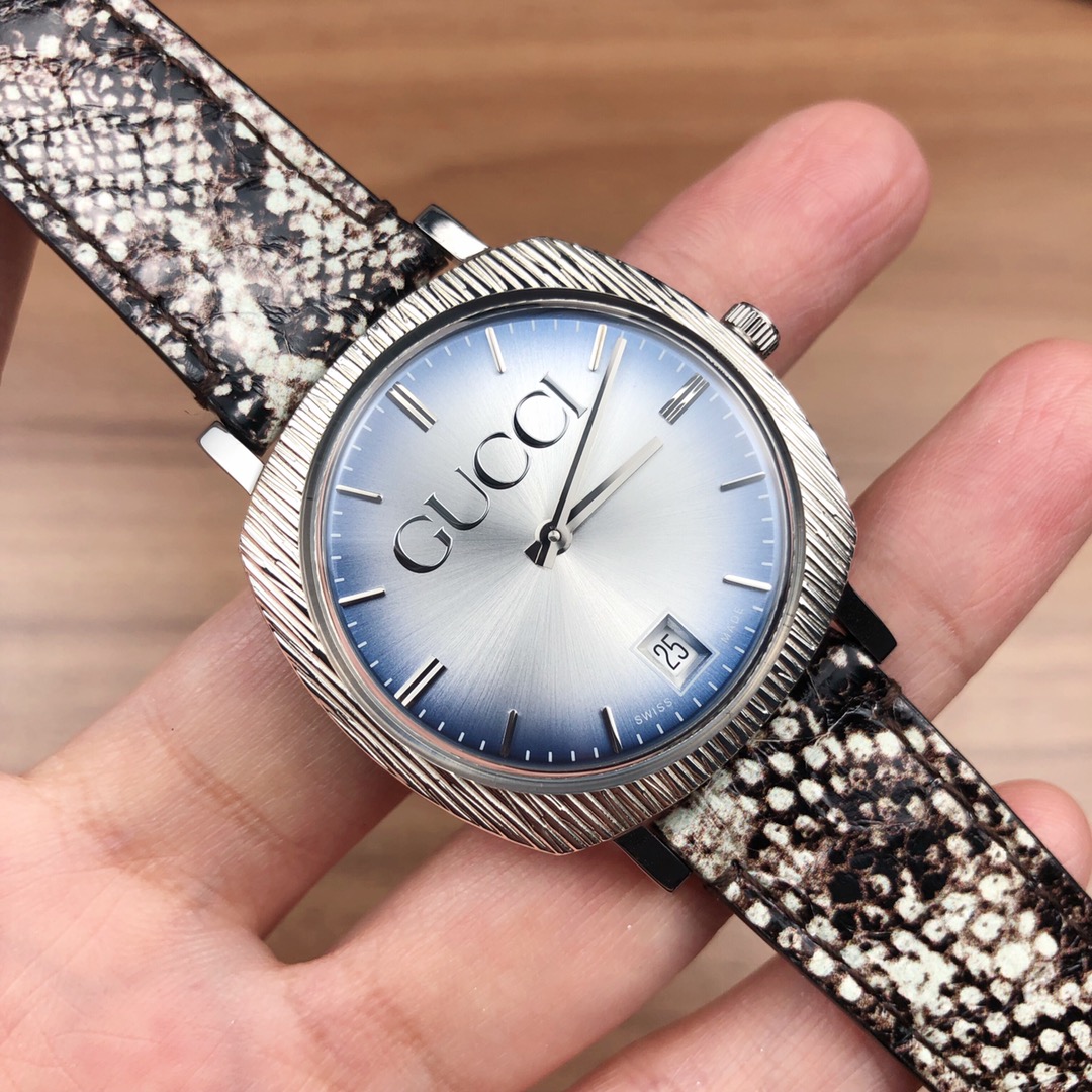 NO:156438,Batch: Original box: 30 Gucci new model, neutral quartz watch, 35mm diameter, sapphire crystal glass, stainless steel case, blue surface inlaid with iconic GUCCl, square GG logo engraved with snake skin strap, snakeskin pattern printed with waterproof 50m, spot stock, christian louboutin, gucci, gucci, snakeskin19860909批: 原盒:30 古驰新款,中性石英腕表,表径35mm,蓝宝石水晶玻璃,精钢表壳,蓝色表面镶标志性GUCCl,表后盖镌刻方形GG标识,蛇纹皮表带印制蛇皮图案,防水50m,现货,,christian louboutin,gucci,gucci,snakeskin,Watch