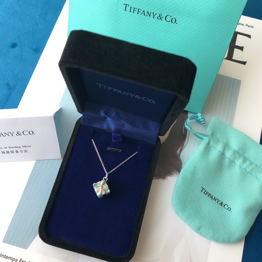 NO:102551,Recommended gift model Tiffany/Tiffany official website 925 sterling silver mini enamel gift box necklace pendant clavicle chain Brand name Tiffany & Co./Tiffany Product parameters Brand: Tiffany & Co./Tiffany Chain material: silver jewelry Metal material: 925 silver, Tiffany necklace, tiffany, necklace, pure silver19860909礼物推荐款 蒂芙尼/Tiffany官网925纯银迷你珐琅礼盒项链吊坠锁骨链 品牌名称Tiffany & Co./蒂芙尼 产品参数 品牌:Tiffany & Co./蒂芙尼 链子材质:银饰 金属材质:925银,蒂芙尼项链,tiffany,necklace,pure silver,Jewelry