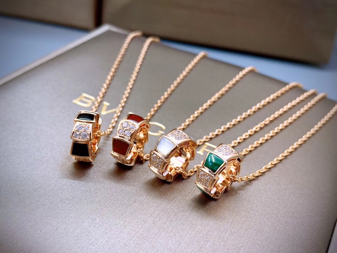 NO:104585,Mother's Day gift recommendation: Peacock green, white shell, black agate, red agate, [purchase level] Bulgari BV snake bone necklace White fritillaria, red agate, black agate, peacock green, glossy series necklaces Imported 925 silver material vacuum electroplated 18k rose gold color, diamond-separated style and natural chalcedony style, inlaid with imported synthetic high-carbon diamonds and natural chalcedony style, 2018 new version exclusive edition This jewelry is quite tempting and charming in the design, intoxicating one to one, Bulgari necklace, bottega veneta, bvlgari, necklace19860909母亲节礼物推荐 孔雀绿,白贝、黑玛瑙、红玛瑙、【代购级别】宝格丽 BV 蛇骨项链 白贝母 、红玛瑙、黑玛瑙、孔雀绿、光面系列项链 进口925银材质真空电镀18k玫瑰金色 分钻款和天然玉髓款 内镶嵌进口合成高碳钻和天然红玉髓 2018新款独家打版 这件珠宝颇有诱惑力的设计中流露感性与魅惑 令人沉醉一比一,宝格丽项链,bottega veneta,bvlgari,necklace,Jewelry
