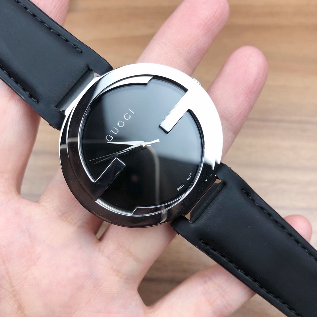 NO:156522,Gucci quartz men's watch, 42mm diameter, bezel incorporates brand logo letter G, sapphire crystal glass, black dial with sun pattern radial pattern, silver pointer indicating time, black belt, simple but not lacking fashion, waterproof 50m, spot, gucci19860909古驰石英男士表,表径42mm,表圈融入品牌标识字母G,蓝宝石水晶玻璃,黑色表盘上有太阳纹放射状纹饰,以银色指针指示时间,黑色皮带,简单而不失时尚,防水50m,现货,,gucci,Watch