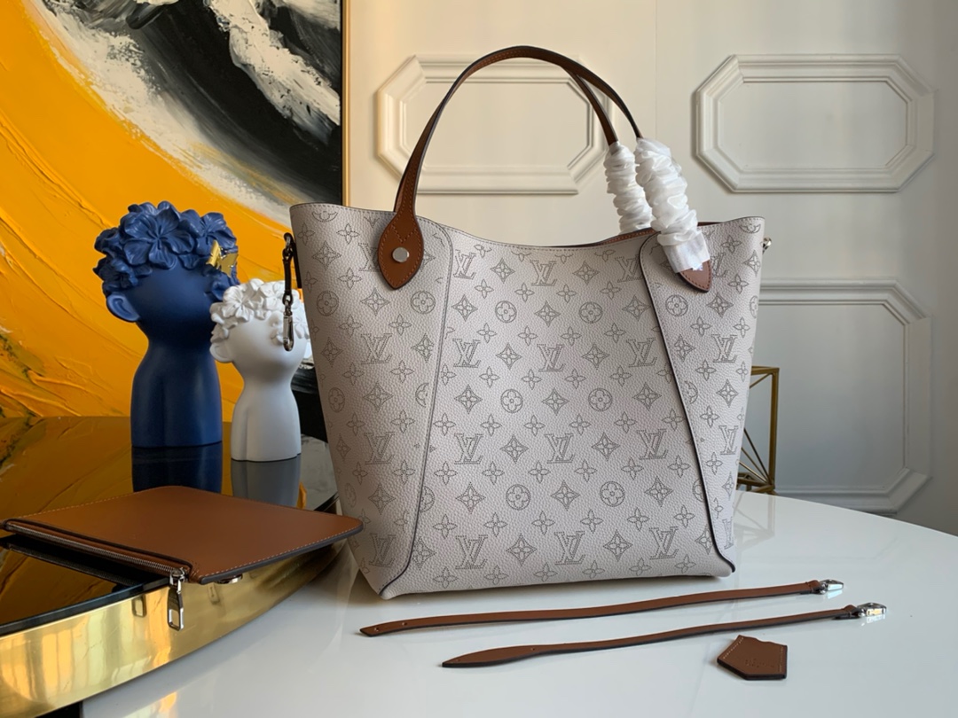 NO:396838,【Exclusive real photo M55552】M53140 M51768 adopts a dual-design Hina handbag with spring buckle in the middle, which is foldable and stretchable, and can be easily switched between the Tote handbag and the modern bucket bag. It is made of calfskin and decorated with carved decoration, lightweight and comfortable, ideal for daily carrying. Medium size, enough to store daily essentials and file materials. Size 46.0 x 29.5 x 17.0 cm (Length x Height x Width) 2019.1150, LV [Original Leather], louis vuitton, cowhide19860909【独家实拍M55552】M53140 M51768采用双重设计的Hina手袋包身正中配有弹簧扣,可折叠,可伸展,在Tote手袋与摩登水桶包之间自如切换.由小牛皮裁制而成并采用镂花装饰,轻质而舒适,日常背携的理想之选.中号尺寸,足可收纳日常必备品与文件材料.尺寸46.0 x 29.5 x 17.0 cm (长 x 高 x 宽) 2019.1150,LV【原厂皮】,louis vuitton,cowhide,Bag