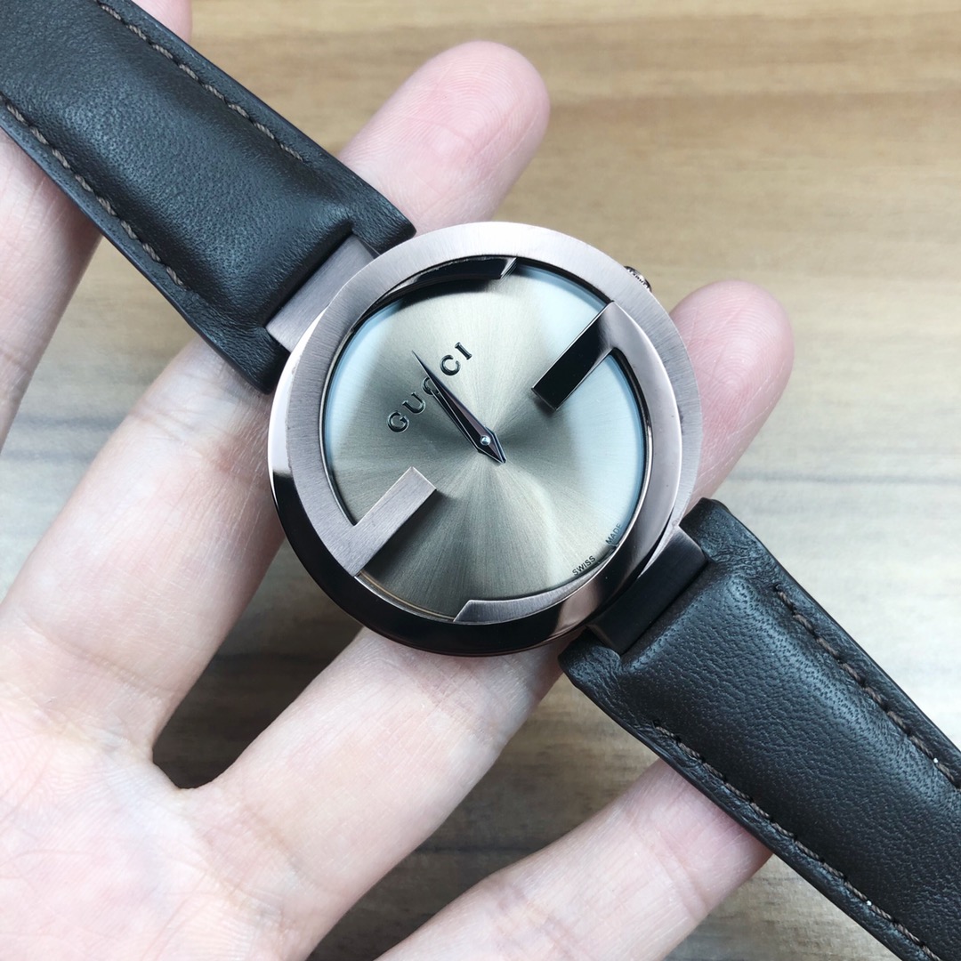 NO:156526,Batch: Original box: 30 Gucci GUCCI Quartz neutral watch, 37mm diameter, sun pattern radial pattern on the brown dial, sapphire crystal glass, bezel incorporated into brand logo letter G, coffee-plated PVD stainless steel case, dark brown belt, waterproof 50m, spot,, gucci, gucci19860909批: 原盒 :30 古驰 GUCCI 石英中性腕表,表径37mm,咖啡色表盘上有太阳纹放射状纹饰,蓝宝石水晶玻璃,表圈融入品牌标识字母G,镀咖啡金PVD不锈钢表壳,深棕色皮带,防水50m,现货,,gucci,gucci,Watch