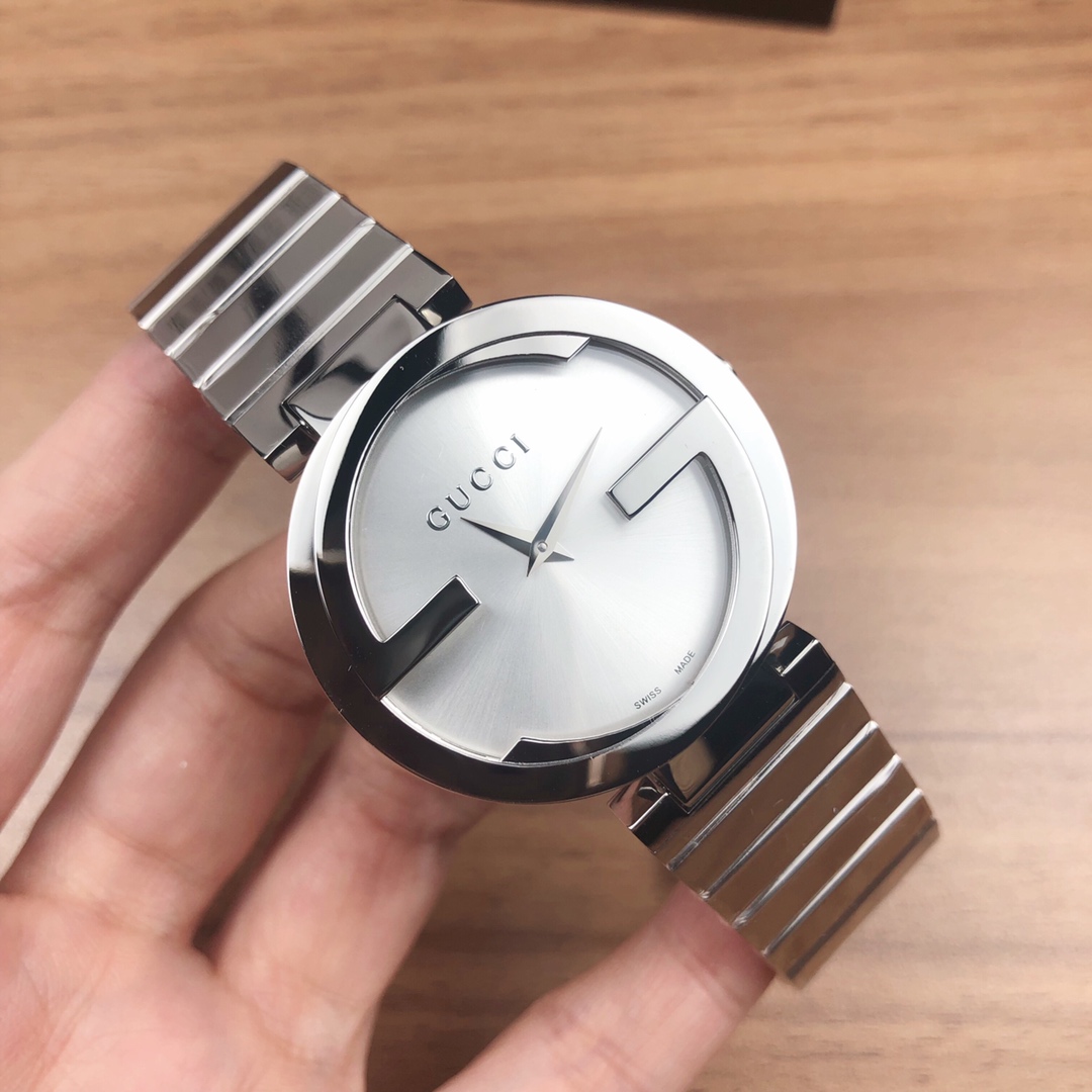 NO:388643,Gucci quartz neutral watch, 37mm diameter, sun pattern radial pattern on the white dial, sapphire crystal glass, bezel integrated with brand logo letter G, stainless steel case strap, waterproof 50m, spot, gucci19860909古驰石英中性腕表,表径37mm,白色表盘上有太阳纹放射状纹饰,蓝宝石水晶玻璃,表圈融入品牌标识字母G,不锈钢表壳表带,防水50m,现货,,gucci,Watch