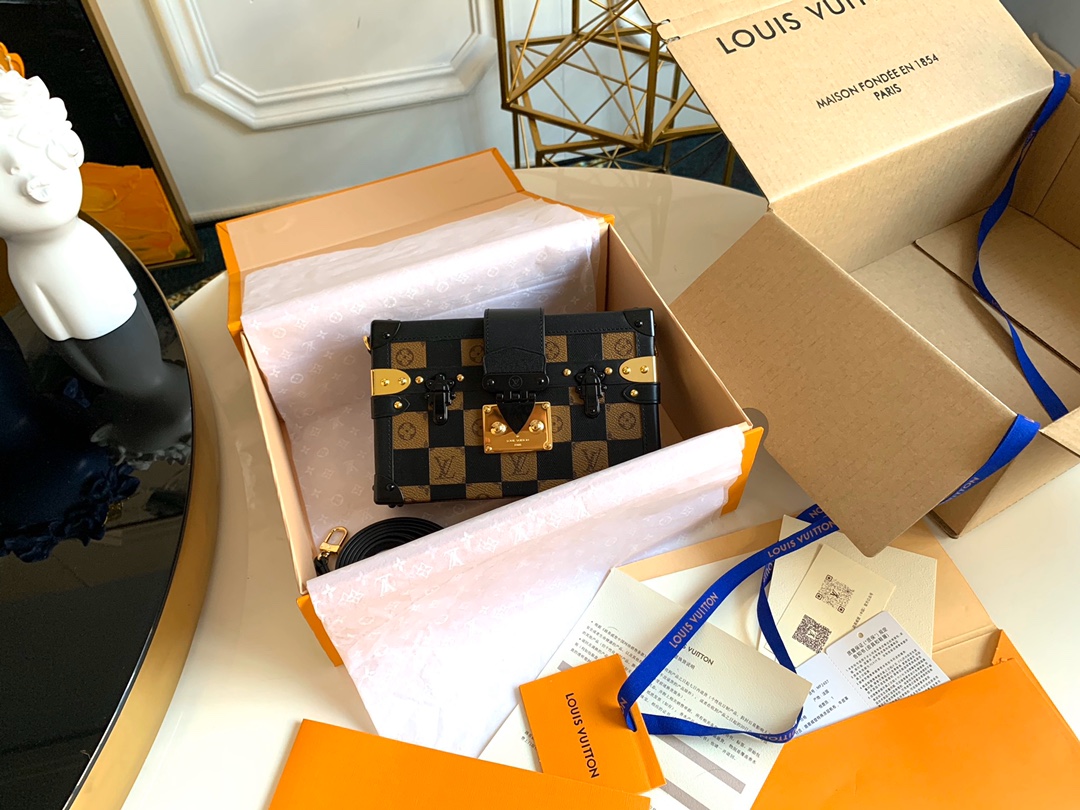 NO:395541,Reward price before the New Year, super high-quality packaging with pictures [Exclusive real photo M53253] Model 51600-BOX box PETITE MALLE-fashion catwalk style brand new European and American retro style, small square box design, full of metal texture, elegant and generous, modern and modern, not only can carry small items, but also a fine decoration. Small and light figure, flexible and changeable design of portable and long shoulder straps, essential for concave style when going out 19*12.5cm. Picture zp packaging 2019.830, LV [original leather], louis vuitton19860909年前回馈价 配图片超精品包装【独家实拍M53253】型号51600-BOX盒子 PETITE MALLE-时装走秀款 全新欧美复古风 小巧方盒设计 金属质感十足 优雅大方 摩登现代 不单可以携带随身小物品 更是装饰精品 身材小巧轻盈 手提和长肩带的设计灵活多变 出门凹造型必备款 19*12.5cm.配图片zp包装2019.830,LV【原厂皮】,louis vuitton,Bag