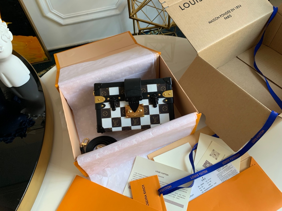 NO:395538,Reward price [Exclusive real shot M53201] Model 51600-BOX box PETITE MALLE-Fashion catwalk model New European and American retro style Small square box design Full metal texture Elegant and generous Modern modern Not only can you carry small items, but also a fine decoration product Small and light body The design of the portable and long shoulder straps is flexible and varied. The must-have model when going out 19*12.5cm. Picture zp packaging 2019.830, LV [original leather], louis vuitton19860909回馈价年前【独家实拍M53201】型号51600-BOX盒子 PETITE MALLE-时装走秀款 全新欧美复古风 小巧方盒设计 金属质感十足 优雅大方 摩登现代 不单可以携带随身小物品 更是装饰精品 身材小巧轻盈 手提和长肩带的设计灵活多变 出门凹造型必备款 19*12.5cm.配图片zp包装2019.830,LV【原厂皮】,louis vuitton,Bag