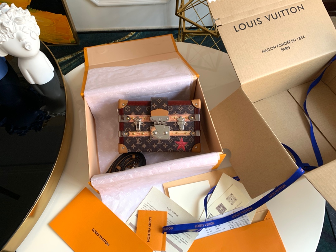 NO:395565,Reward price before the New Year, super high-quality packaging with pictures [Exclusive real photo M52737 maple leaf] Model 51600-BOX box PETITE MALLE-fashion catwalk new European and American retro style Small square box design Full of metal texture Elegant and generous Modern and modern Not only can you carry small items, but also a fine decoration product Small and light figure The design of the portable and long shoulder straps is flexible and varied. The must-have model when going out 20*12.5cm., LV [original leather], louis vuitton19860909年前回馈价 配图片超精品包装【独家实拍M52737枫叶】型号51600-BOX盒子 PETITE MALLE-时装走秀款 全新欧美复古风 小巧方盒设计 金属质感十足 优雅大方 摩登现代 不单可以携带随身小物品 更是装饰精品 身材小巧轻盈 手提和长肩带的设计灵活多变 出门凹造型必备款 20*12.5cm.,LV【原厂皮】,louis vuitton,Bag