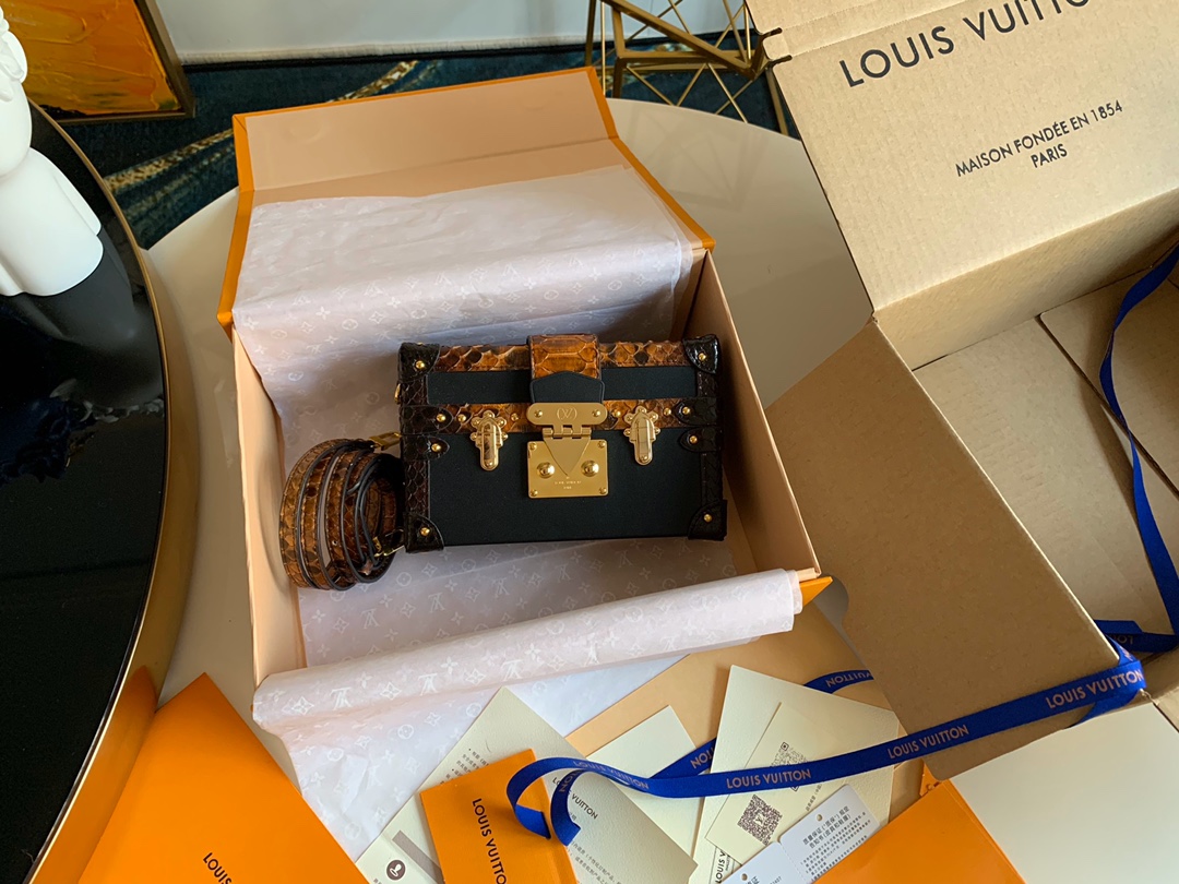 NO:395407,[Exclusive real photo M94732] Model 51600-BOX box PETITE MALLE-Fashion catwalk model New European and American retro style Small square box design Full metal texture Elegant and generous Modern and modern Not only can you carry small items, but also a fine decoration product Small and light figure The design of the portable and long shoulder straps is flexible and varied. The must-have model when going out 19*12.5cm. Picture zp packaging 2019., LV [original leather], louis vuitton19860909【独家实拍M94732】型号51600-BOX盒子 PETITE MALLE-时装走秀款 全新欧美复古风 小巧方盒设计 金属质感十足 优雅大方 摩登现代 不单可以携带随身小物品 更是装饰精品 身材小巧轻盈 手提和长肩带的设计灵活多变 出门凹造型必备款 19*12.5cm.配图片zp包装2019.,LV【原厂皮】,louis vuitton,Bag