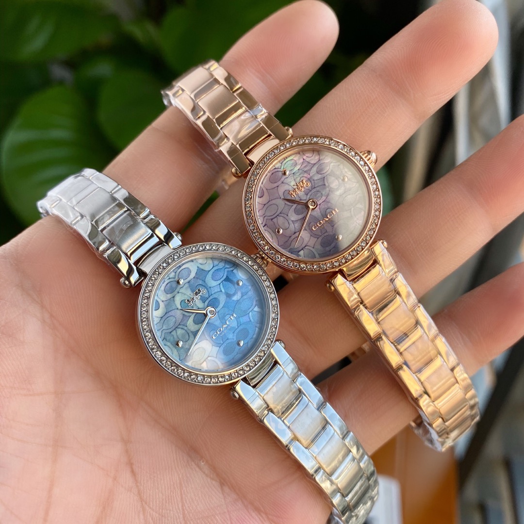NO:151522,Coach Coach counter latest model, PARK series watch, 26mm diameter, bezel inlaid with Swarovski crystal, fashionable European and American chain stainless steel strap and case; blue mother-of-pearl face, and the dial is printed with coach logo letter pattern, cleverly blending modern simplicity and exquisite beauty, presenting the diverse and confident charm of urban women. New Year gifts are great, equipped with a full set of packaging, and priced at first hand!  ,coach,coach,swarovski19860909批.Coach蔻驰专柜最新款,PARK系列腕表,26mm表径,表圈镶嵌施华洛世奇水晶,时尚欧美链式精钢表带、表壳；蓝色珍珠贝母面,表盘印有coach标志字母图案,将现代简洁与精致瑰丽巧妙融合,呈现都市女性多元的自信魅力.新年礼物佳品,配全套包装,一手价出！,,coach,coach,swarovski,Watch