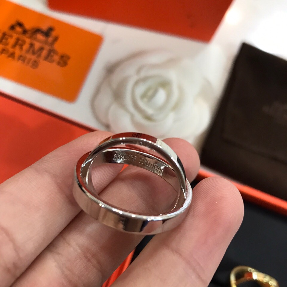 专柜新款同步上新爱马仕丝巾扣，是最懂女人的饰物。那些倾注了全部心血去做自己的女人，把丝巾扣扣在围巾上又多