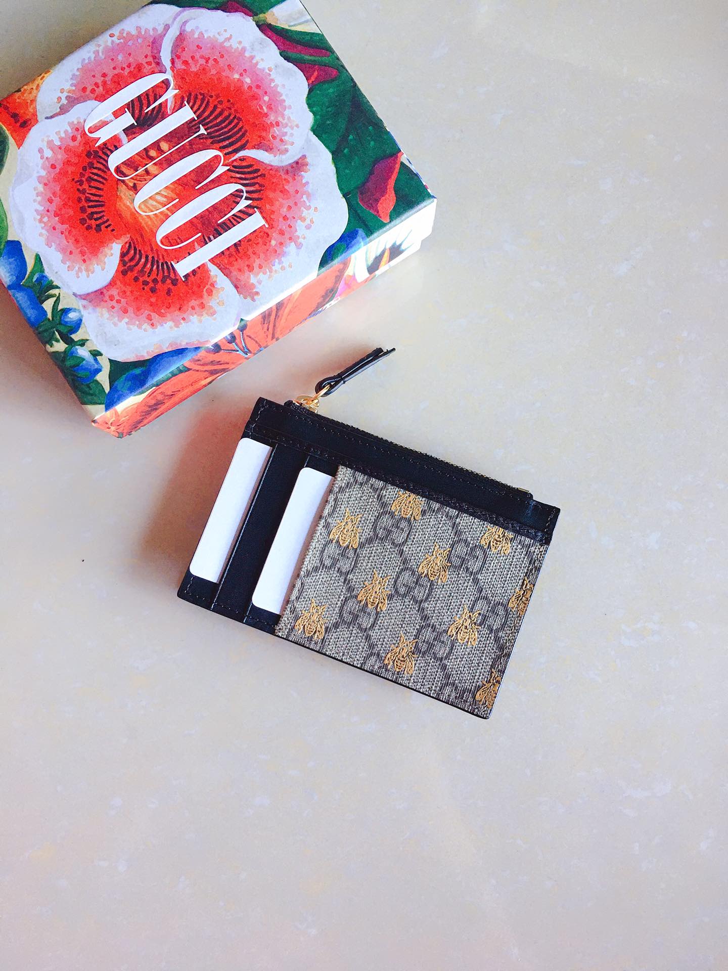 NO:673597,The official website synchronizes the new model. The slim card holder launched in the Gucci~CY series in the 1970s has multiple pockets and zipper compartments. Advanced custom PVC fabric with original factory cowhide exquisite printing. Imported cotton zipper. High-end quality. Style number 597555. Size 12x8cm, Gucci wallet, gucci, wallets, cowhide19860909官网同步新款 20世纪70年代在Gucci～CY系列中推出的纤薄卡包带有多个口袋和拉链隔层,高级定制Pvc面料搭配原工厂牛皮精致印花,进口棉布拉链,高端品质,款号597555.尺寸12x8cm,Gucci钱包,gucci,wallets,cowhide,欧美剧