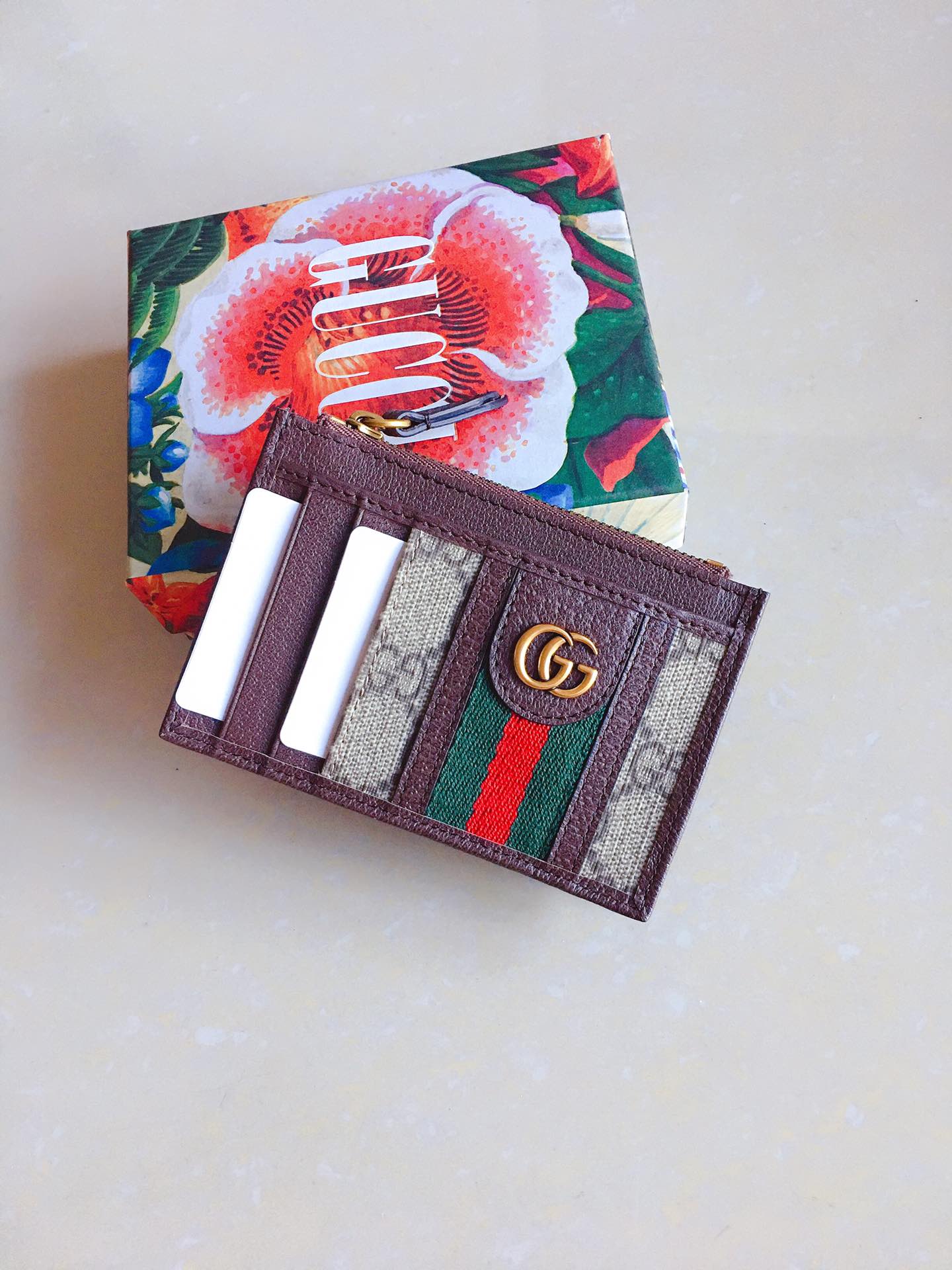 NO:673600,The official website synchronizes the new model. The slim card holder launched in the Gucci~CY series in the 1970s has multiple pockets and zipper compartments. Advanced custom PVC fabric with original factory cowhide exquisite printing. Imported cotton zipper. High-end quality. Style number 597608. Size 12x8cm, Gucci wallet, gucci, wallets, cowhide19860909官网同步新款 20世纪70年代在Gucci～CY系列中推出的纤薄卡包带有多个口袋和拉链隔层,高级定制Pvc面料搭配原工厂牛皮精致印花,进口棉布拉链,高端品质,款号597608.尺寸12x8cm,Gucci钱包,gucci,wallets,cowhide,欧美剧