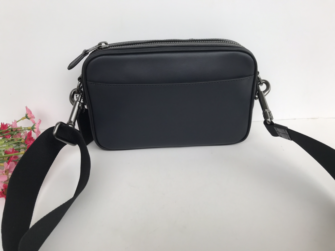 Coach F72945 男士 小方包 单肩斜挎男士相机包 代购品质、潮男 百搭款式。个性印章系列～ 尺寸: 23*15