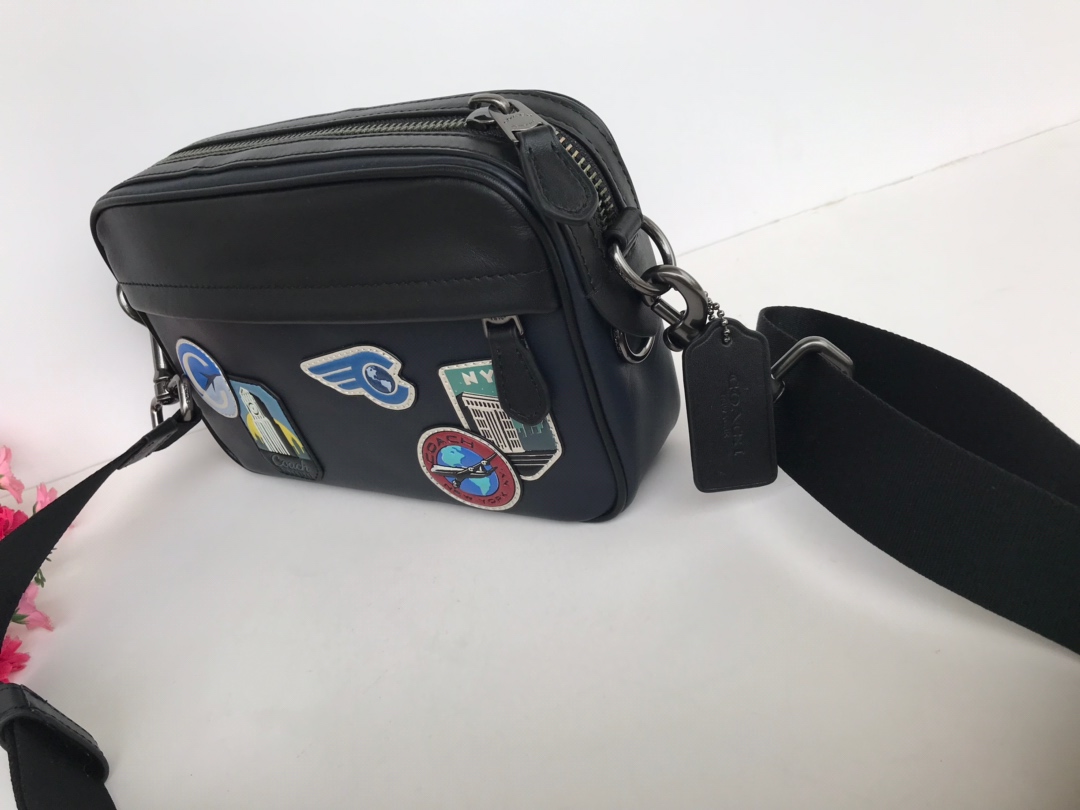 Coach F72945 男士 小方包 单肩斜挎男士相机包 代购品质、潮男 百搭款式。个性印章系列～ 尺寸: 23*15