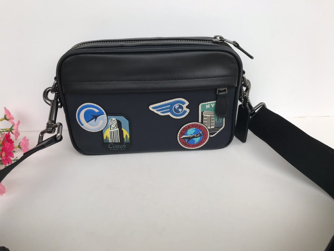 Coach F72945 男士 小方包 单肩斜挎男士相机包 代购品质、潮男 百搭款式。个性印章系列～ 尺寸: 23*15