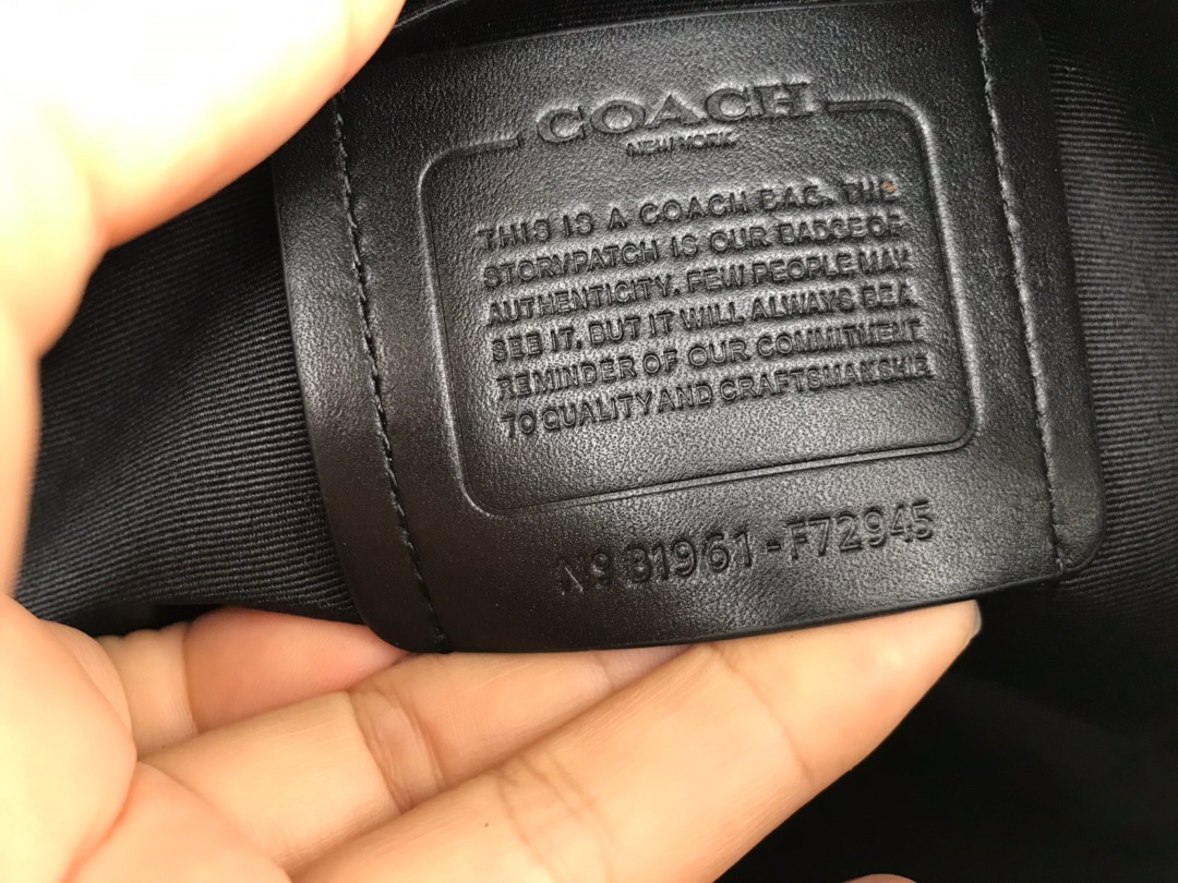 Coach F72945 男士 小方包 单肩斜挎男士相机包 代购品质、潮男 百搭款式。个性印章系列～ 尺寸: 23*15