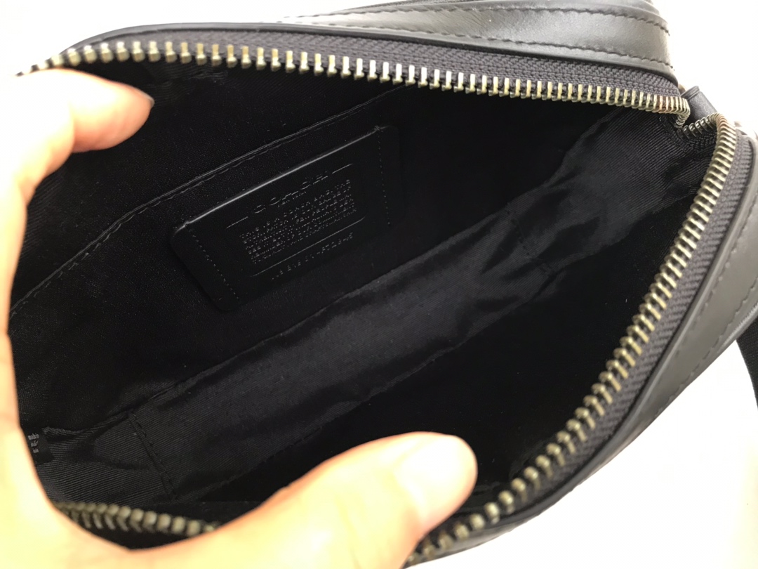 Coach F72945 男士 小方包 单肩斜挎男士相机包 代购品质、潮男 百搭款式。个性印章系列～ 尺寸: 23*15