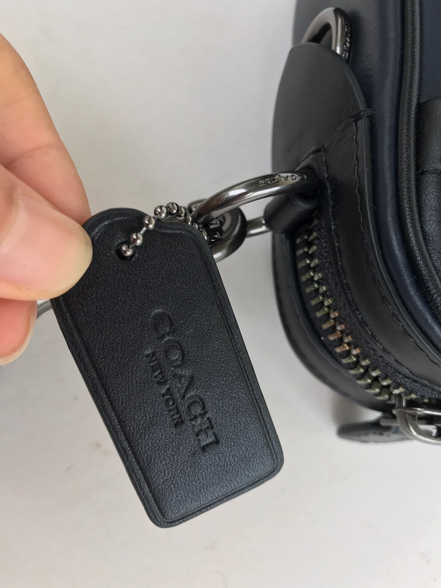Coach F72945 男士 小方包 单肩斜挎男士相机包 代购品质、潮男 百搭款式。个性印章系列～ 尺寸: 23*15