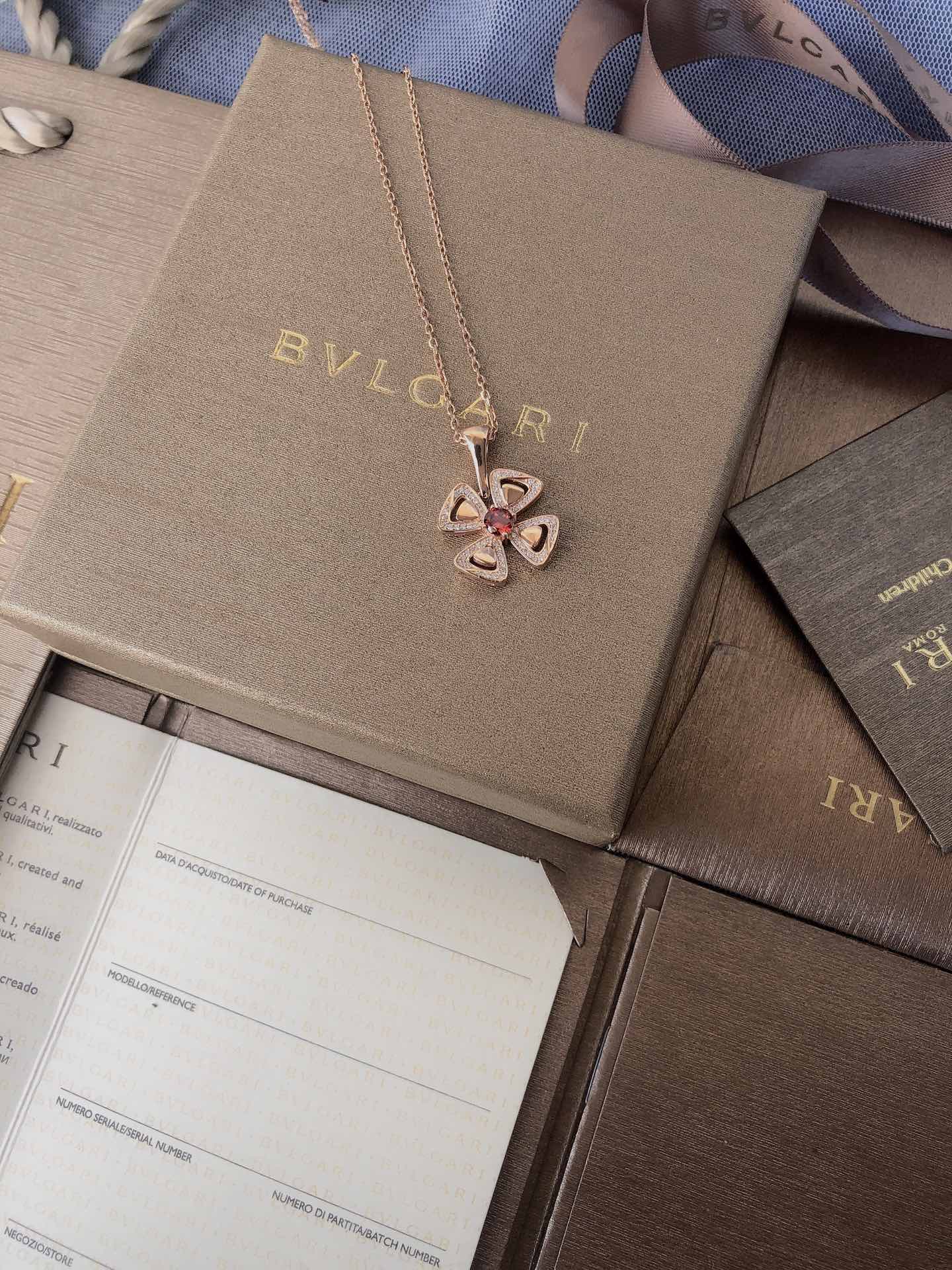 NO:102464,The latest Bulgari Eternal Flower is a super hard product coming!  Exclusive spot!  2019 New Year's Special Limited Necklace BV/Bulgari FIOREVER Eternal Flower Necklace Rose Gold Diamond Hollow Flower Necklace Fiorever Bloom Series Blooms Blooms Blooms Blooms Blooms Blooms Blooms Blooms Blooms Blooms Blooms Blooms Blooms Blooms Blooms Blooms Blooms Blooms Blooms Blooms Blooms Blooms Blooms Blooms Blooms Blooms Blooms Blooms Blooms Blooms Blooms Blooms Blooms Blooms Blooms Blooms Blooms Blooms Blooms Blooms Blooms Blooms Blooms Blooms Blooms Blooms Blooms Blooms Blooms Blooms Blooms Blooms Blooms Blooms Blooms Blooms Blooms Blooms Blooms Blooms Blooms Blooms Blooms Blooms Blooms Blooms Blooms Blooms Blooms Blooms Blooms Blooms Blooms Blooms Blooms Blooms Blooms Blooms Blooms Blooms Blooms Blooms Blooms Blooms Blooms Blooms Blooms Blooms Blooms Blooms Blooms Blooms Blooms Blooms Blooms Blooms Blooms Blooms Blooms Blooms Blooms Blooms Blooms Blooms Blooms Blooms Blooms Blooms Blooms Blooms Blooms Blooms Blooms Blooms  Material 925 sterling silver spot instant delivery with full packaging Welcome to place an order, Bulgari necklace, bottega veneta, bvlgari, bvlgari, necklace, pure silver19860909最新款宝格丽永恒之花 超级硬货来袭！独家现货！2019新年特别限量款项链 BV/宝格丽FIOREVER永恒之花项链玫瑰金钻石 镂空花朵项链 Fiorever咏绽系列在“永恒之城”罗马绚丽绽放从罗马人所珍视的迷人花朵中汲取设计灵感这种花是幸福与快乐的象征 Fiorever由两各含义丰富的词构成Fiore（意大利语中花朵之意）和forever（英语中的永恒）,以充满激情、令人惊叹的设计歌颂罗马人对生活的热爱.BVLGARI宝格丽于标志性的珍贵花卉中央饰以精美红宝石,热烈的红色象征着好运和喜悦,是为庆祝农历新年打造的特别款.镶嵌一颗红宝石 饰以密镶钻石 链长44.5cm 含3.5cm的调节链 材质925纯银现货秒发 配全套包装 欢迎下单,宝格丽项链,bottega veneta,bvlgari,bvlgari,necklace,pure silver,Jewelry