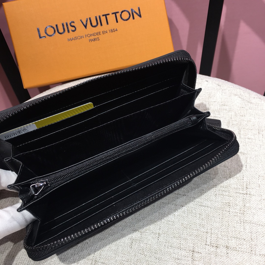 💞💞💞LV 6076火爆版单拉小手包到货💞💞里外头层牛皮打造💞图片色（自带原版盒子）男女通用哦…尺寸：1