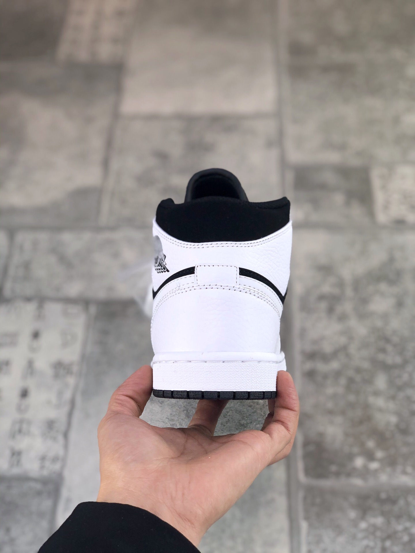 130 真标半码AIR JORDAN 1 MID 中帮黑白熊猫 Air Jordan 1外形的灵感来自于在当年风靡一时的AirForce1