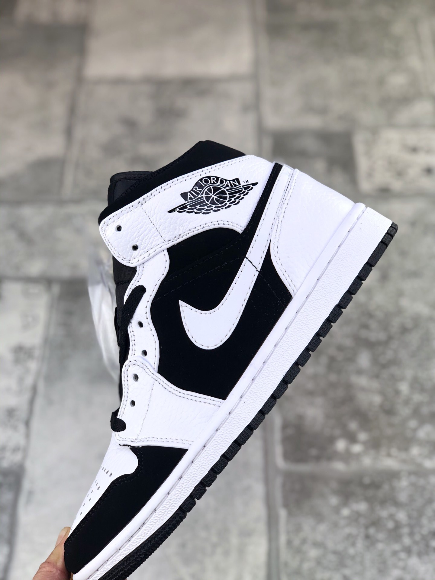 130 真标半码AIR JORDAN 1 MID 中帮黑白熊猫 Air Jordan 1外形的灵感来自于在当年风靡一时的AirForce1