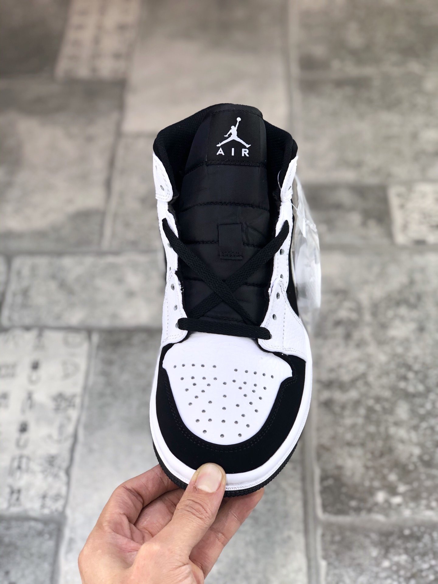 130 真标半码AIR JORDAN 1 MID 中帮黑白熊猫 Air Jordan 1外形的灵感来自于在当年风靡一时的AirForce1