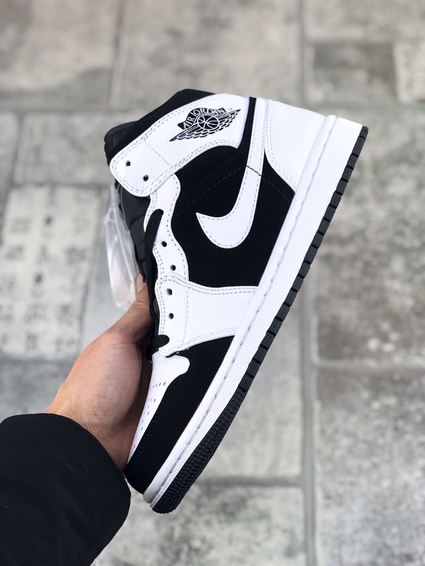 130 真标半码AIR JORDAN 1 MID 中帮黑白熊猫 Air Jordan 1外形的灵感来自于在当年风靡一时的AirForce1