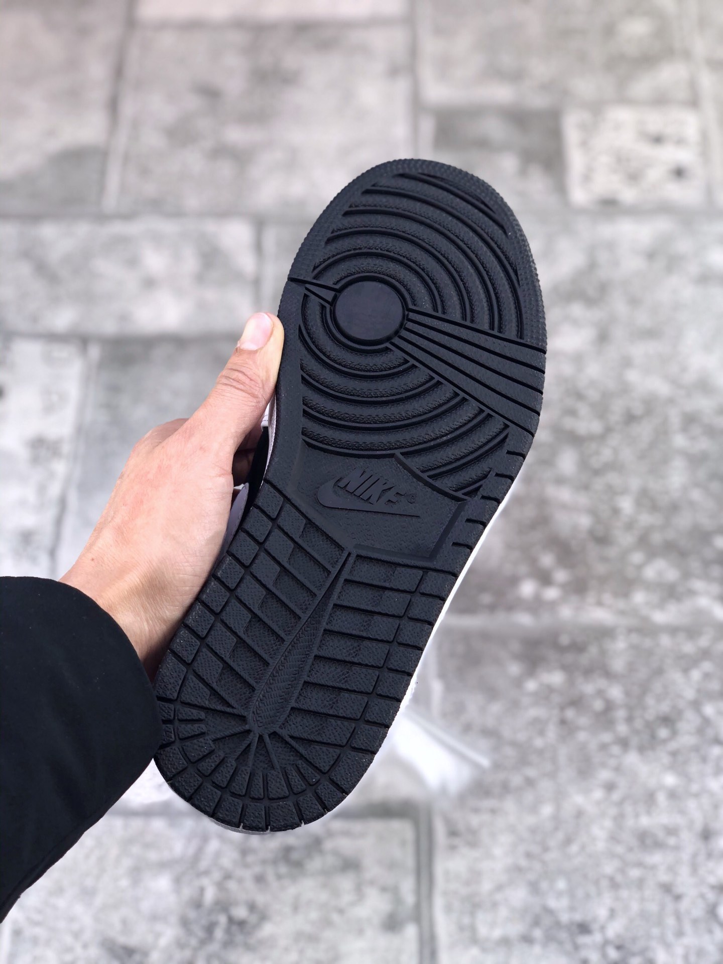 130 真标半码AIR JORDAN 1 MID 中帮黑白熊猫 Air Jordan 1外形的灵感来自于在当年风靡一时的AirForce1
