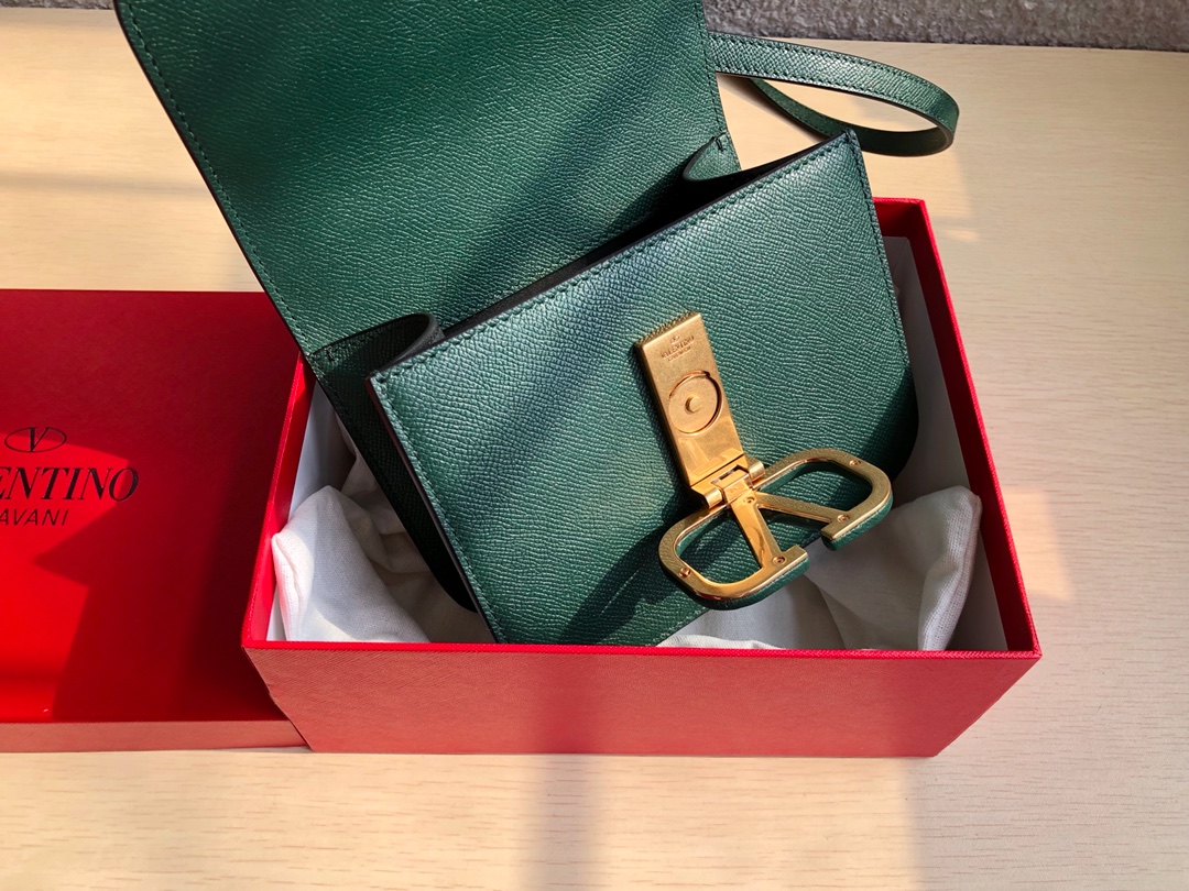 Valentino华伦天奴进口牛皮手掌纹大V扣复古单肩包0074S