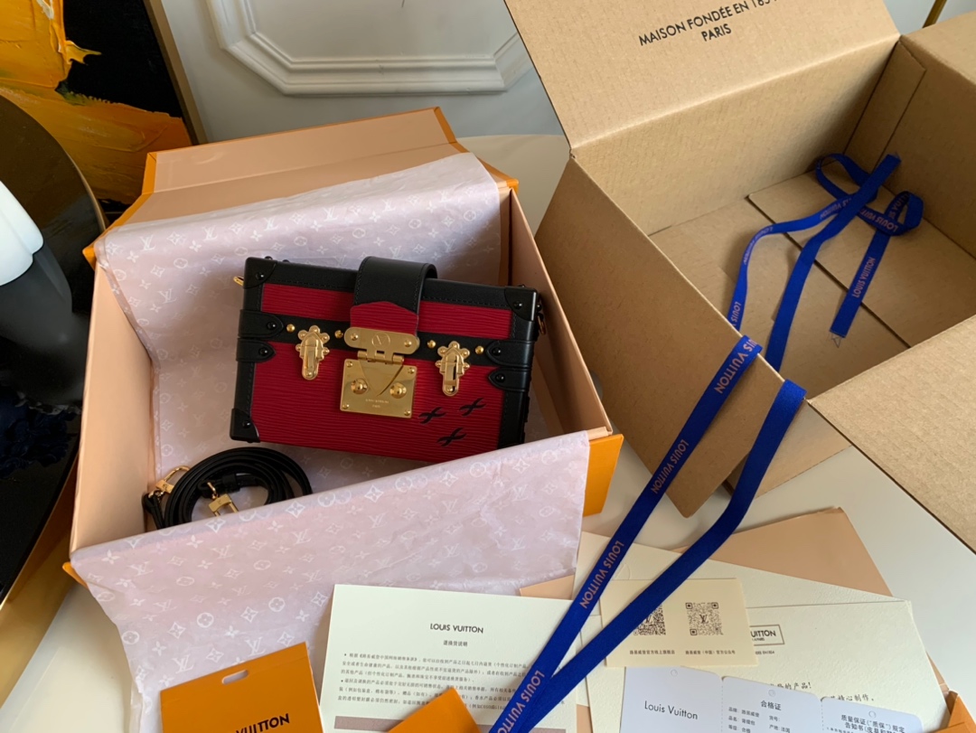 NO:395394,Reward price before the New Year, super high-quality packaging with pictures [Exclusive real photo M55223] purple-red box model 51600 Petite Malle handbag is made of soft Epi leather fabric, inspired by a custom suitcase designed by wealthy banker Albert Kahn in the early 20th century, with 3 white cross patterns as iconic elements. Classic elegant style, boutique small bag suitable for night parties. Size 20.0x 12.5x 5.0 cm, LV [original leather], louis vuitton19860909年前回馈价 配图片超精品包装【独家实拍M55223】紫红盒子款 51600 Petite Malle手袋采用柔软的Epi皮革面料,灵感源自富有的银行家Albert Kahn于20世纪初期设计的定制旅行箱,以3个白色十字图案为标志性要素.经典的优雅风格,适合夜间外出聚会使用的精品小号包袋.尺寸 20.0x 12.5x 5.0 cm,LV【原厂皮】,louis vuitton,Bag