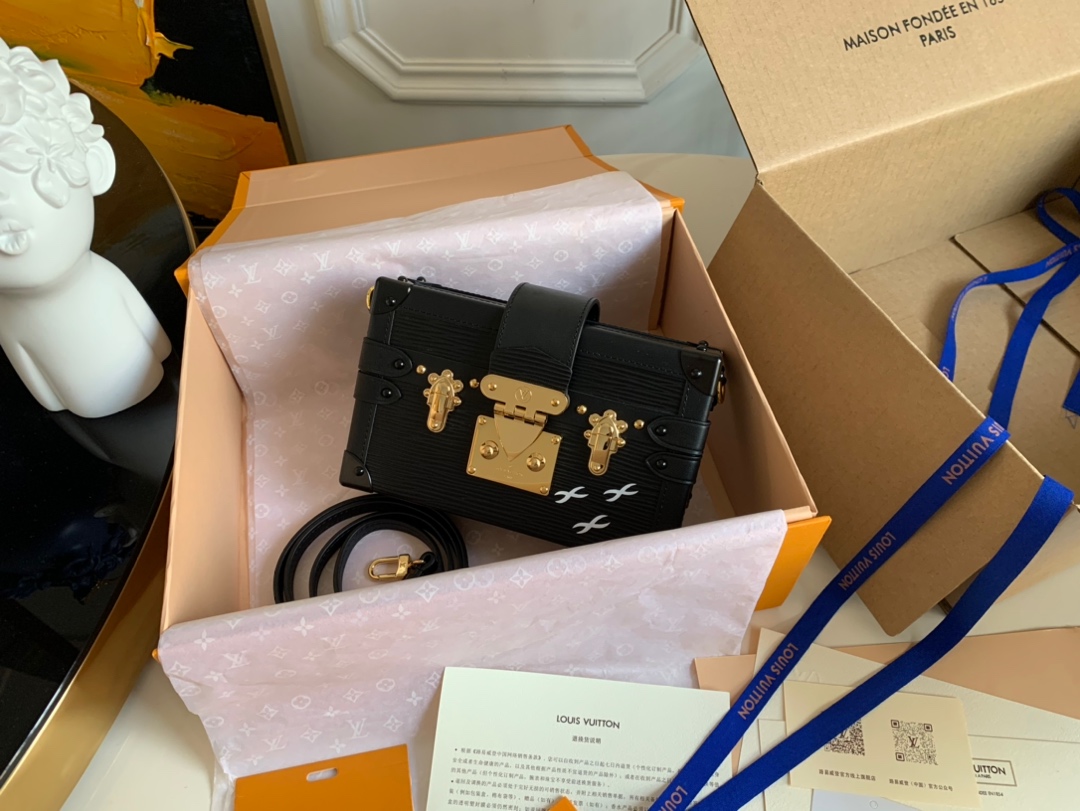 NO:395392,Reward price before the New Year, super high-quality packaging with pictures [Exclusive real photo M40273] Water ripple black 51600 BOX box PETITE MALLE Fashion show style Brand new European and American retro style Small square box design Full metal texture Elegant and generous Modern and modern Not only can you carry small items, but also a fine decoration product Small and light body The design of portable and long shoulder straps is flexible and varied, and can easily accommodate smartphones Credit cards and keys Pure stainless steel two-color accessories. Size20*12.5cm., LV [original leather], louis vuitton19860909年前回馈价 配图片超精品包装【独家实拍M40273】水波纹黑色 51600 BOX盒子 PETITE MALLE 时装走秀款 全新欧美复古风 小巧方盒设计 金属质感十足 优雅大方 摩登现代 不单可以携带随身小物品 更是装饰精品 身材小巧轻盈 手提和长肩带的设计灵活多变 能轻松地容纳智能手机 信用卡和钥匙 纯精钢双色配件.size20*12.5cm.,LV【原厂皮】,louis vuitton,Bag