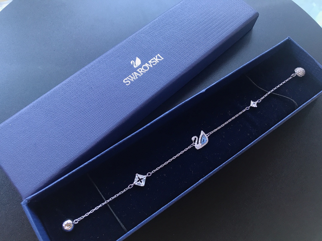 NO:881586,[Swarovski] [Original order purchase] Swarovski blue swan DAZZLING SWAN necklace magnet bracelet counter material, hollow blue swan necklace bracelet incorporates new color matching, simple and neat hollow lines with blue imitation crystal shine romantic luster while adding elegance to the overall shape, Swarovski bracelet, stuart weitzman, swarovski, necklace, bracelet19860909【施华洛世奇】【原单代购】施华洛世奇蓝调天鹅DAZZLING SWAN 项链 磁贴手链专柜材质,镂空蓝天鹅项链手链融入全新配色,简洁利落的镂空线条搭配蓝色仿水晶闪耀浪漫光泽的同时为整体造型增添优雅气质,施华手链,stuart weitzman,swarovski,necklace,bracelet,Jewelry