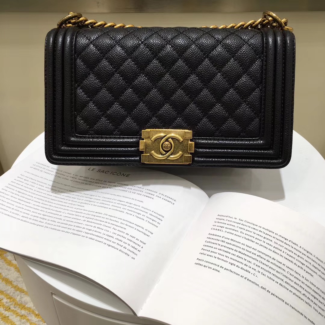 CHANEL Le Boy 25cm cuir de veau importé + motif en V, mode non conventionnelle, unique et pleine de personnalité